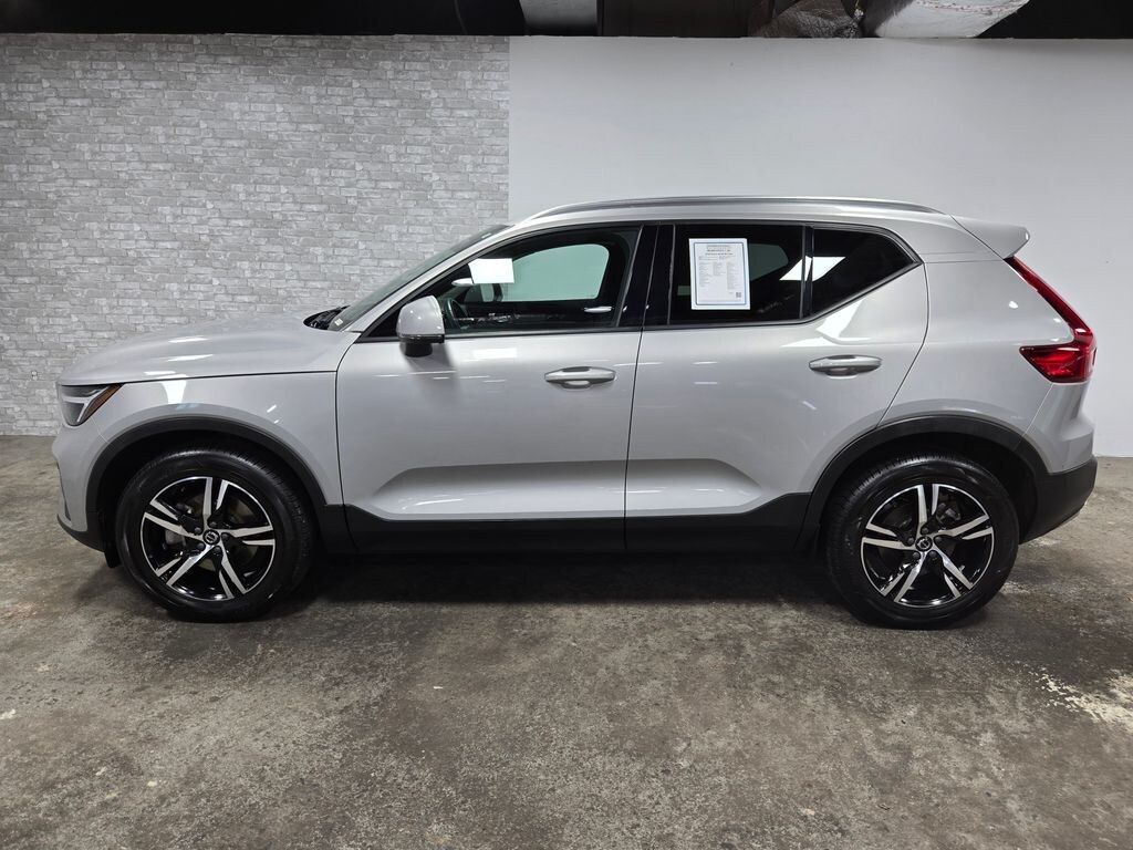 Used 2023 Volvo XC40 B5 Core SUV