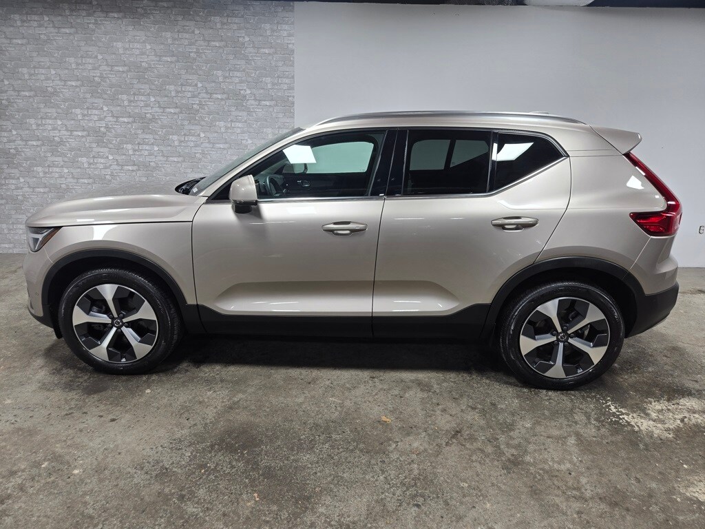 2024 Volvo XC40 Plus photo 2