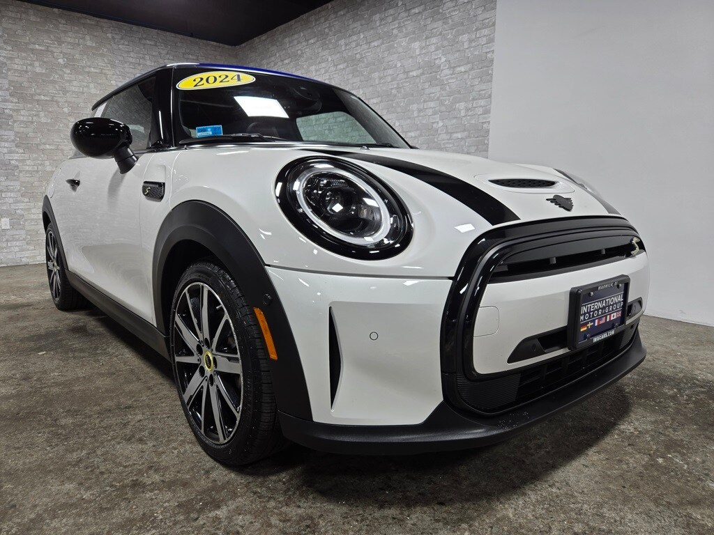 2024 Mini Cooper 2 Door Hardtop Iconic photo 3