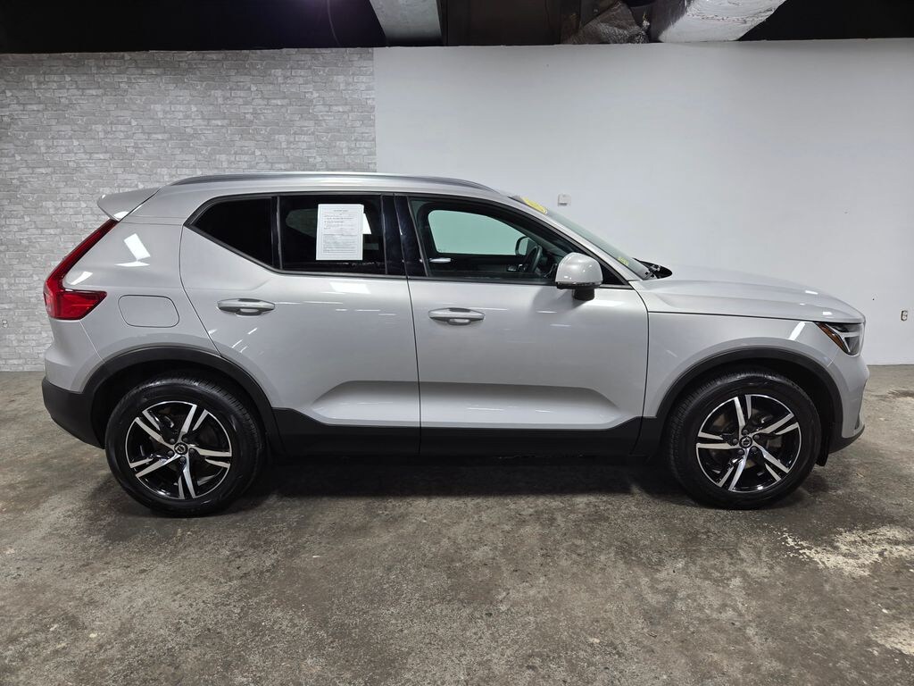Used 2023 Volvo XC40 B5 Core SUV