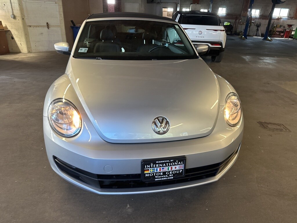 2013 Volkswagen Beetle Convertible 2.5L photo 2