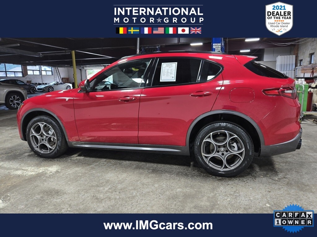 2022 Alfa Romeo Stelvio Ti photo 2