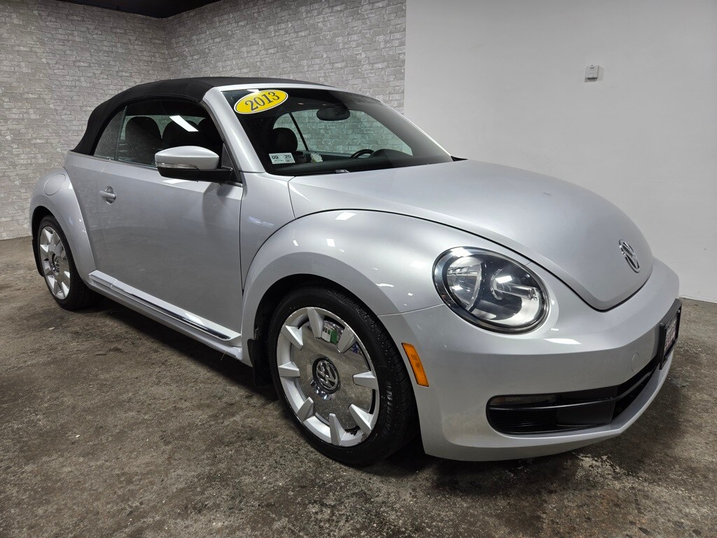 2013 Volkswagen Beetle 2.5L Convertible photo 2
