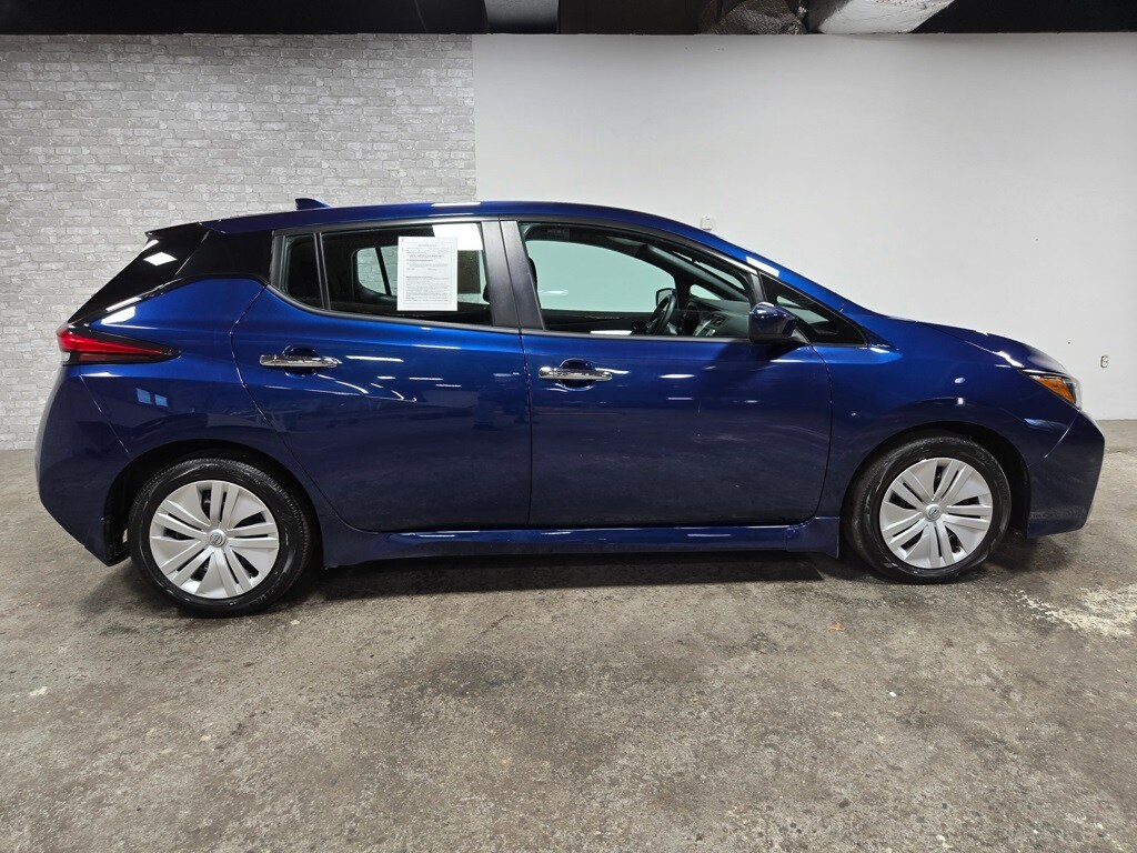 2023 Nissan Leaf S photo 3