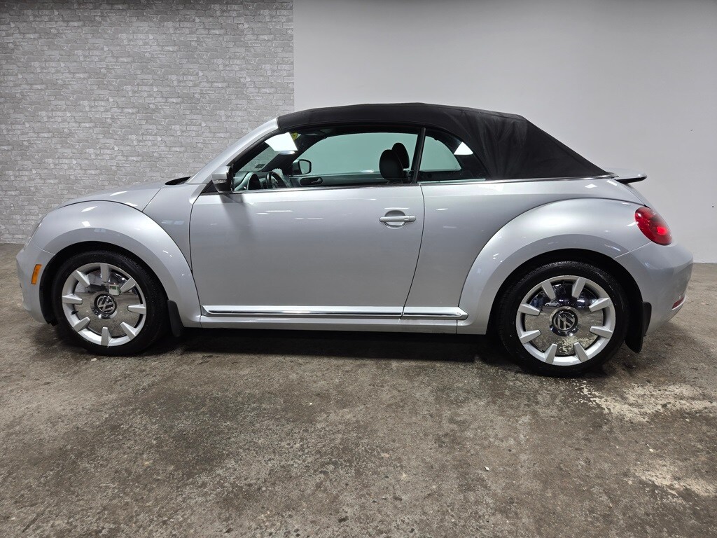 2013 Volkswagen Beetle 2.5L Convertible photo 3