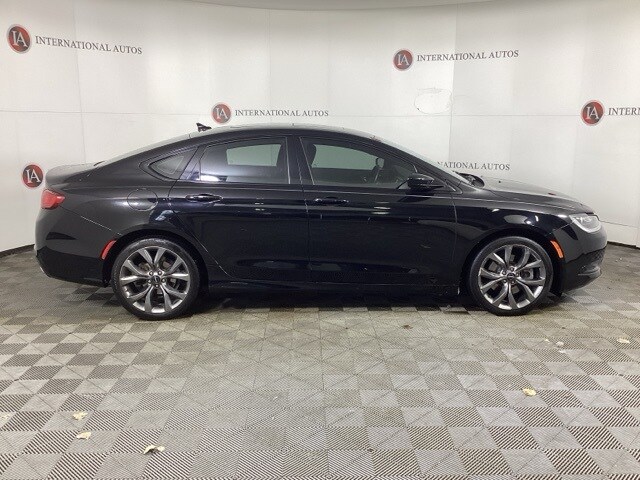 2016 Chrysler 200 S photo 4