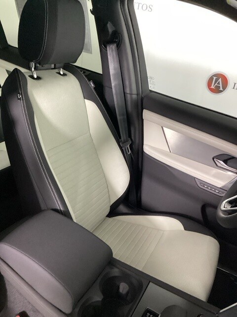 2025 Land Rover Discovery Sport SE photo 3