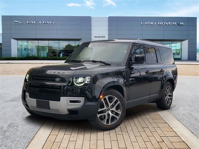 2023 Land Rover Defender SE's photo