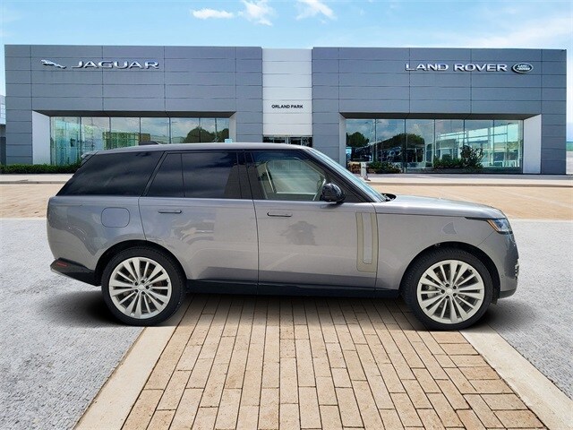 2024 Land Rover Range Rover SE photo 3