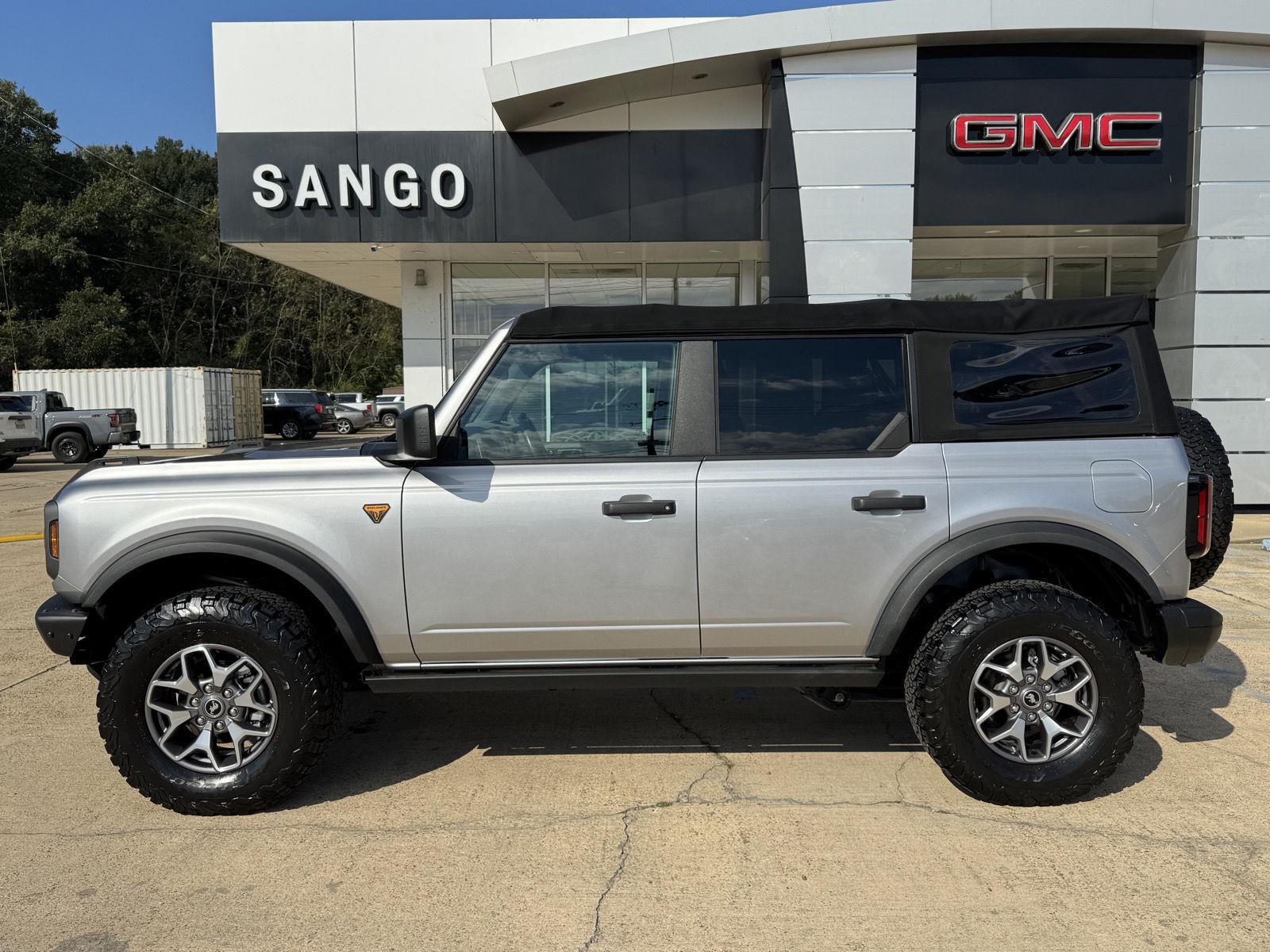 2022 Ford Bronco Badlands photo 2