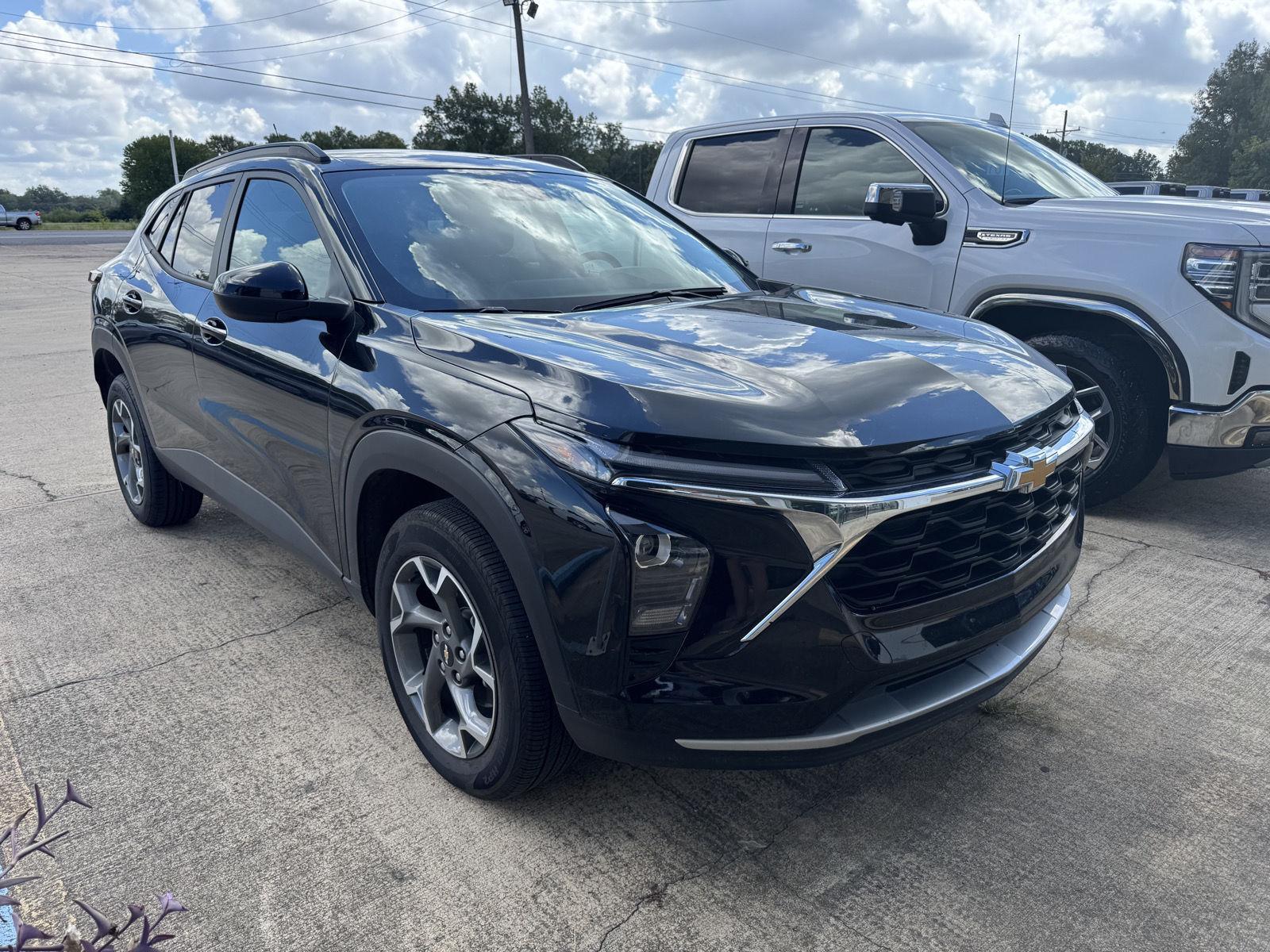 2025 Chevrolet Trax LT photo 2