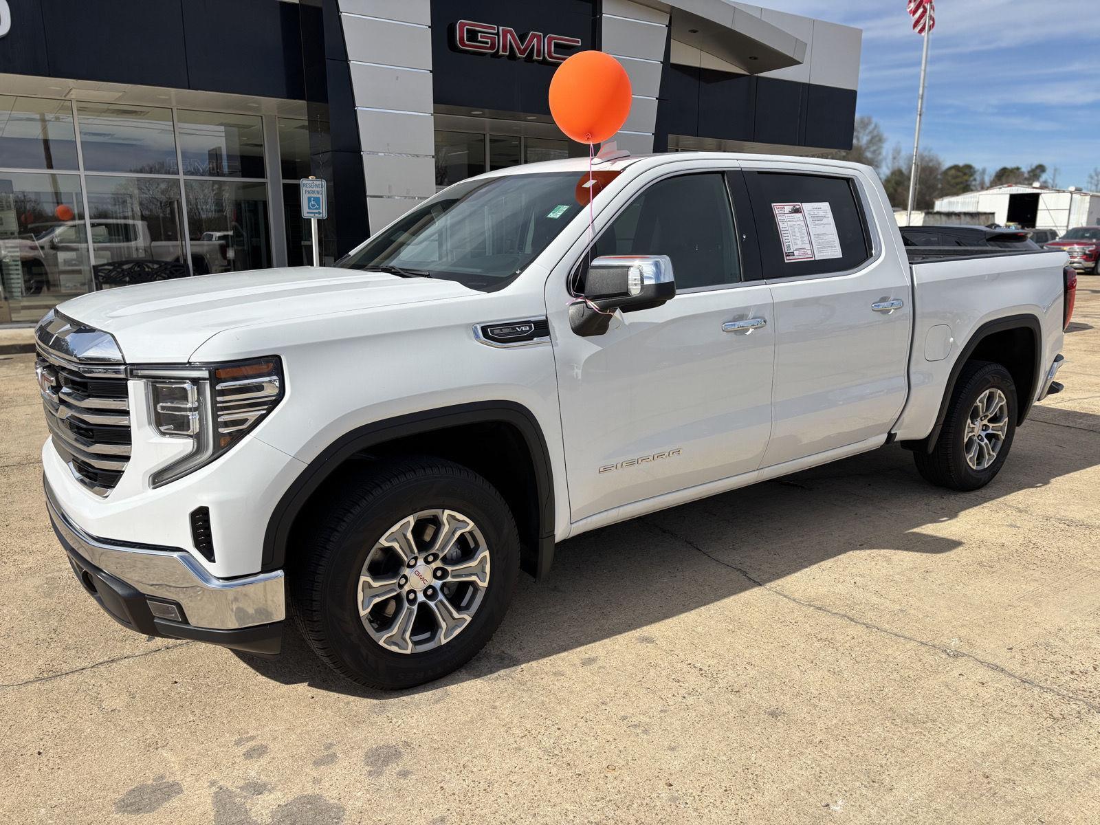 2024 GMC Sierra SLT's photo