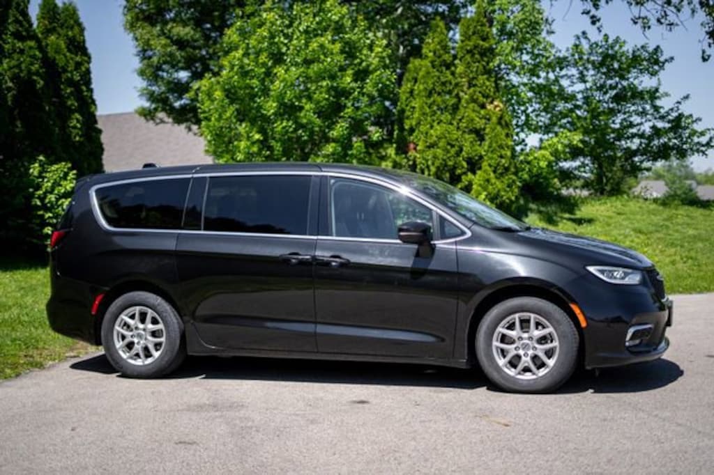 Used 2023 Chrysler Pacifica Touring L Van Passenger Van
