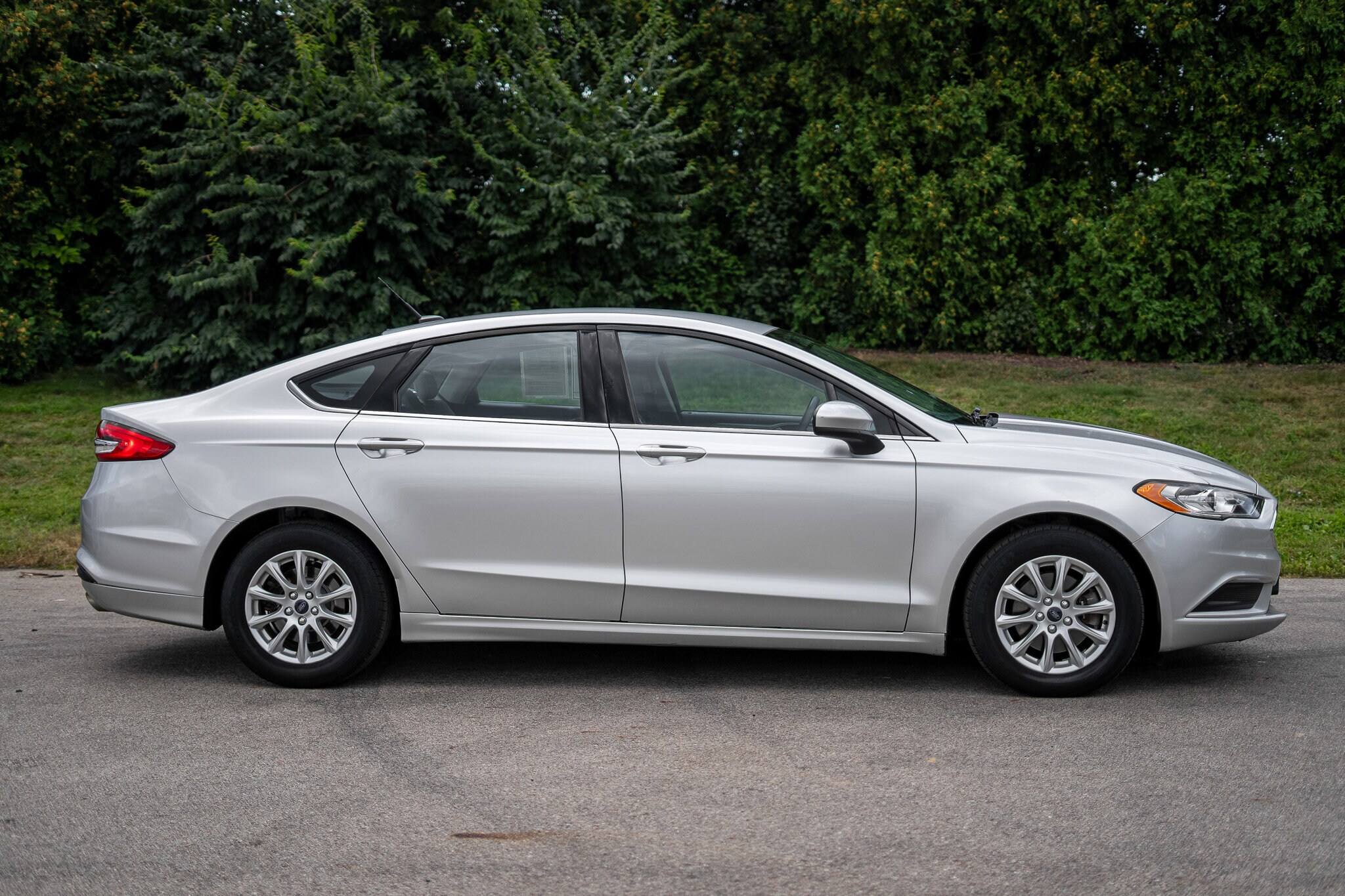 2017 Ford Fusion S photo 3