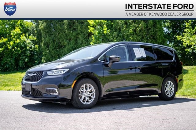 2023 Chrysler Pacifica Touring L's photo