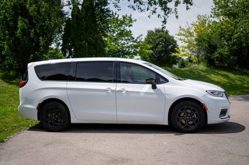 Used 2024 Chrysler Pacifica Plug-In Hybrid Select Van Passenger Van
