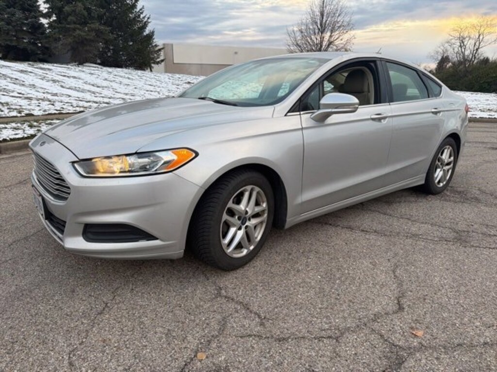 Used 2016 Ford Fusion SE Sedan