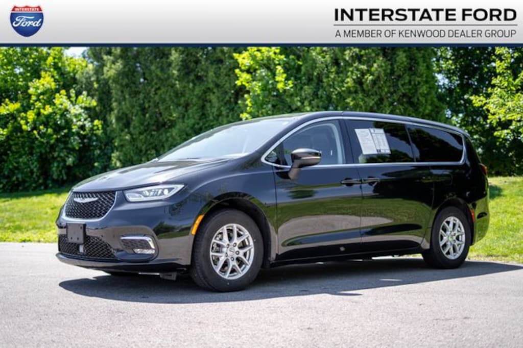 Used 2023 Chrysler Pacifica Touring L Van Passenger Van