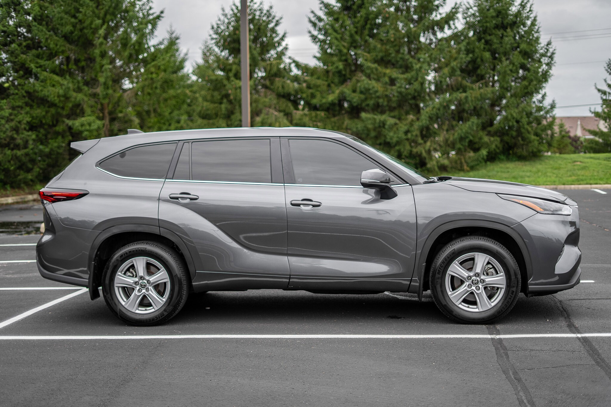 2024 Toyota Highlander LE photo 4