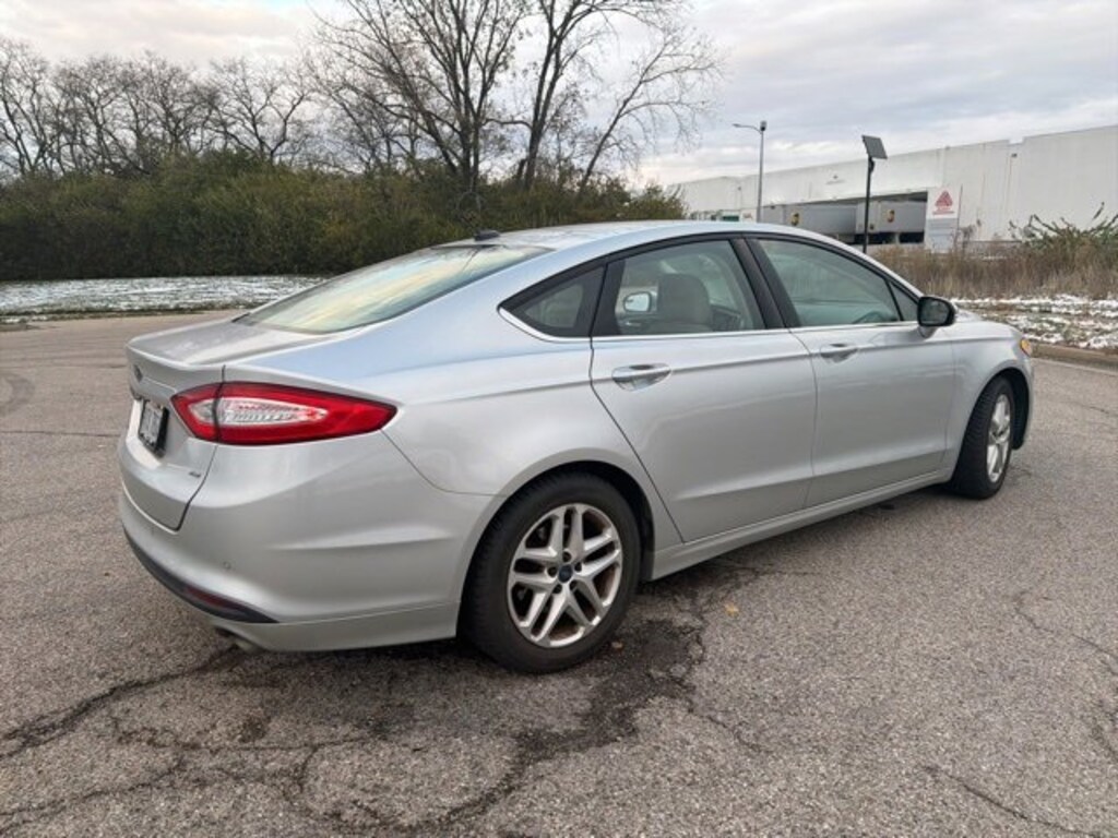 Used 2016 Ford Fusion SE Sedan