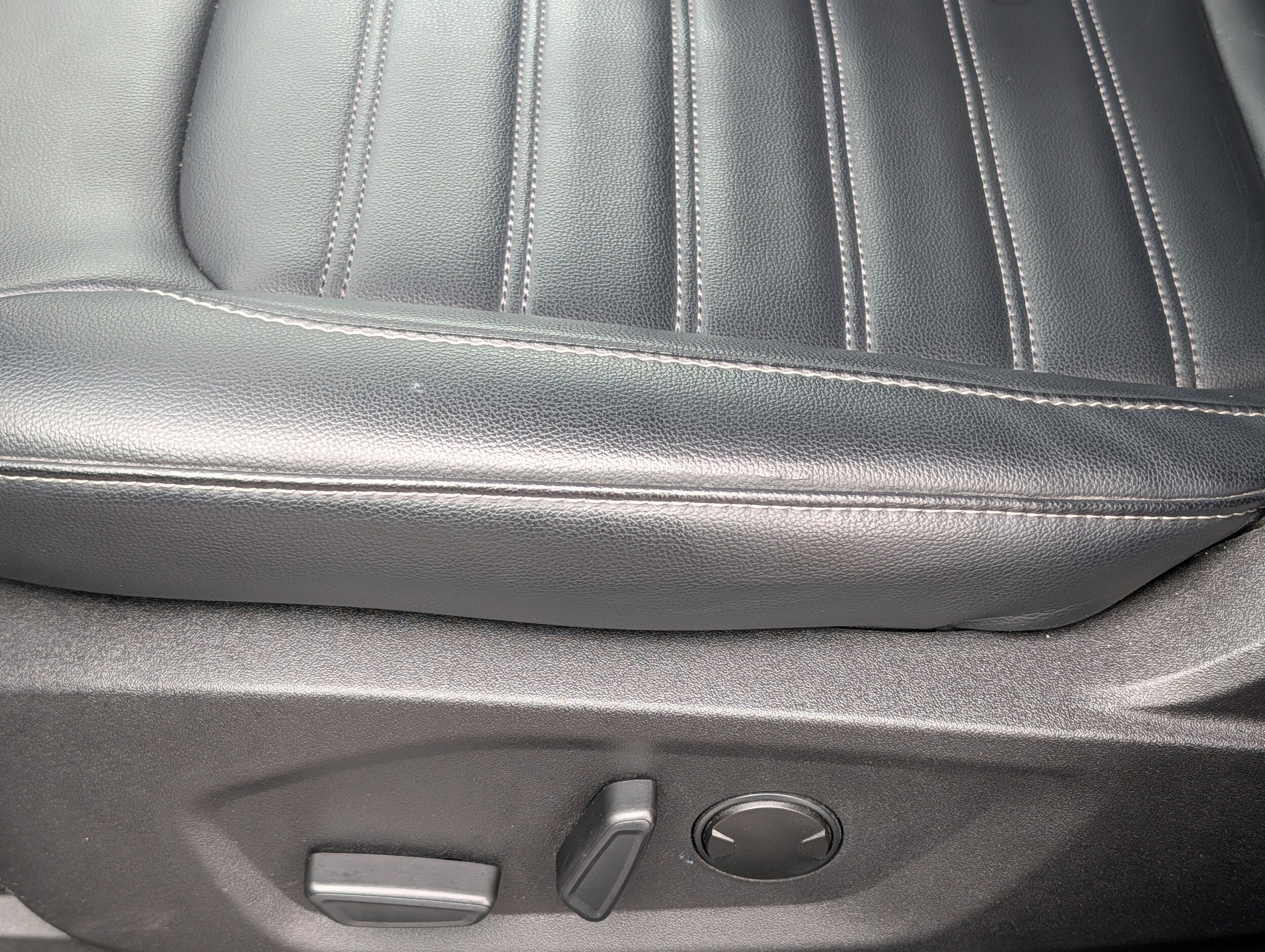 2022 Ford Edge SEL photo 3