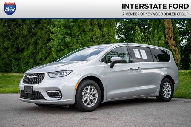 2023 Chrysler Pacifica Touring L's photo