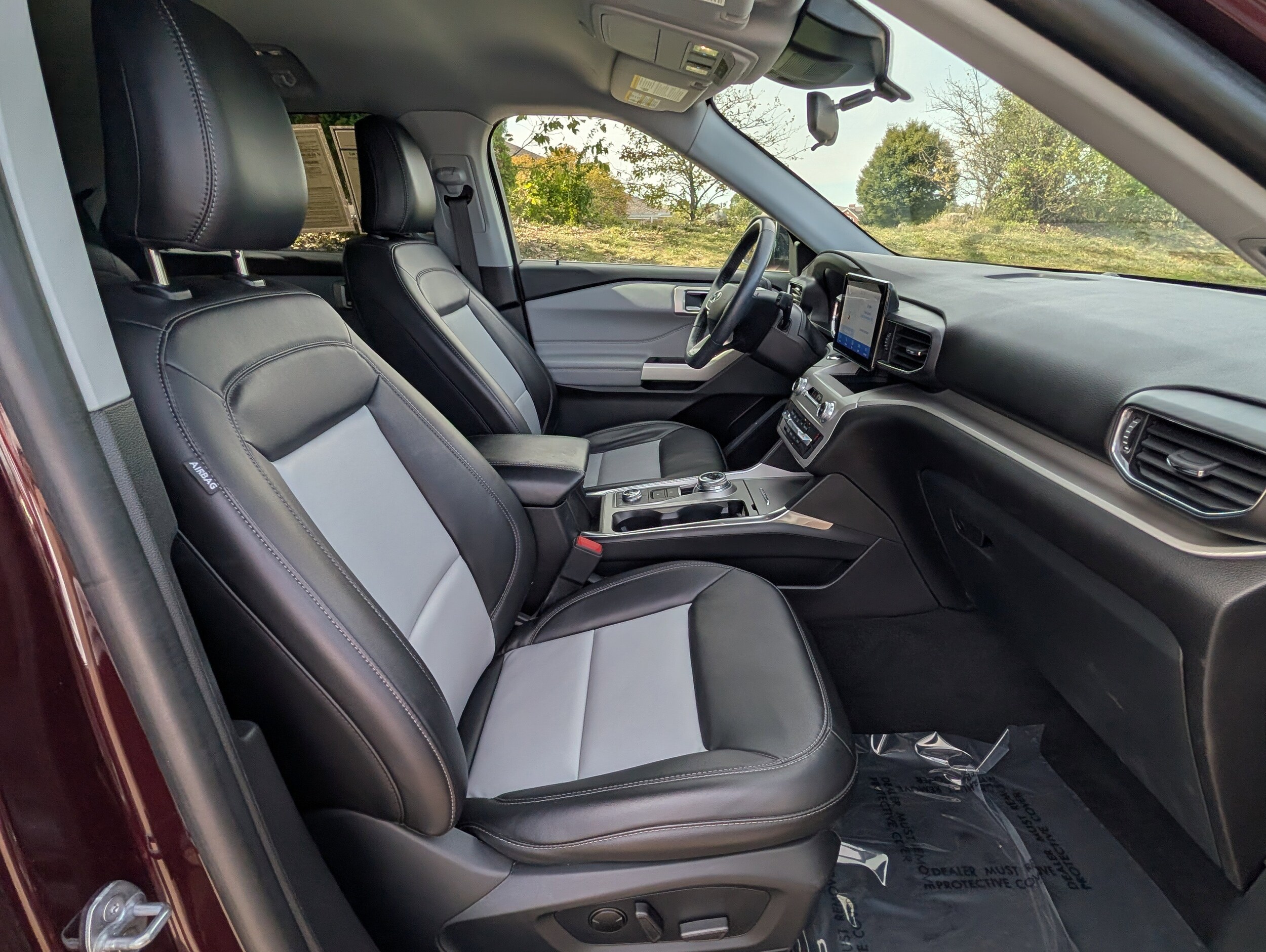 2023 Ford Explorer XLT photo 3