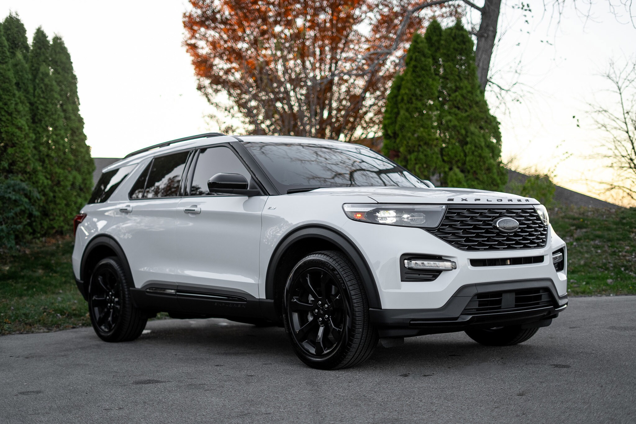 2023 Ford Explorer ST-Line photo 2