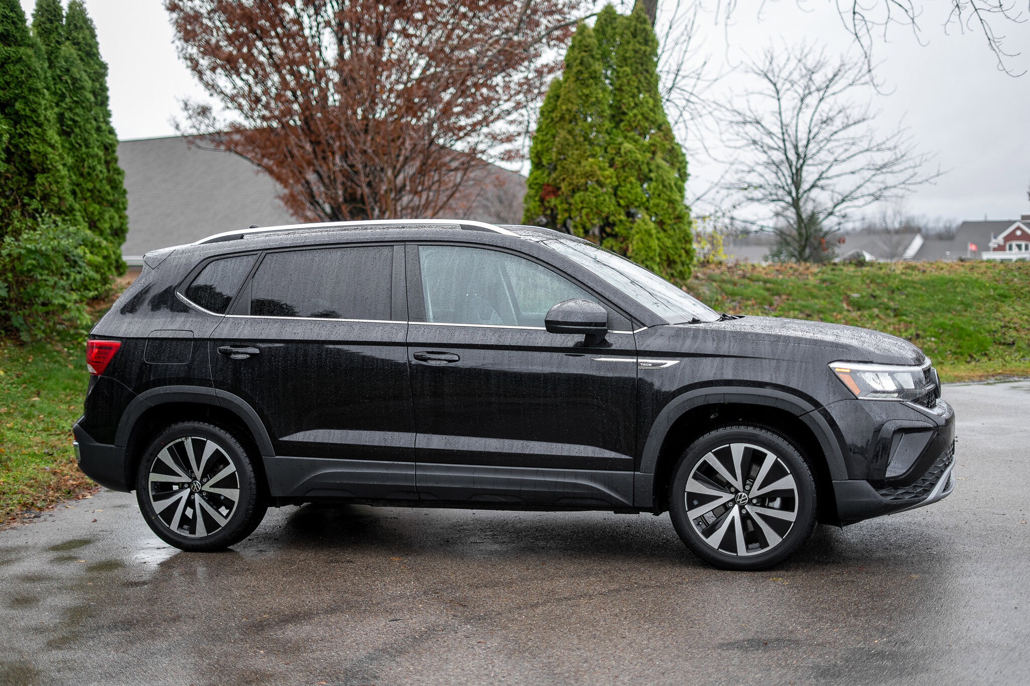 2023 Volkswagen Taos SE photo 3