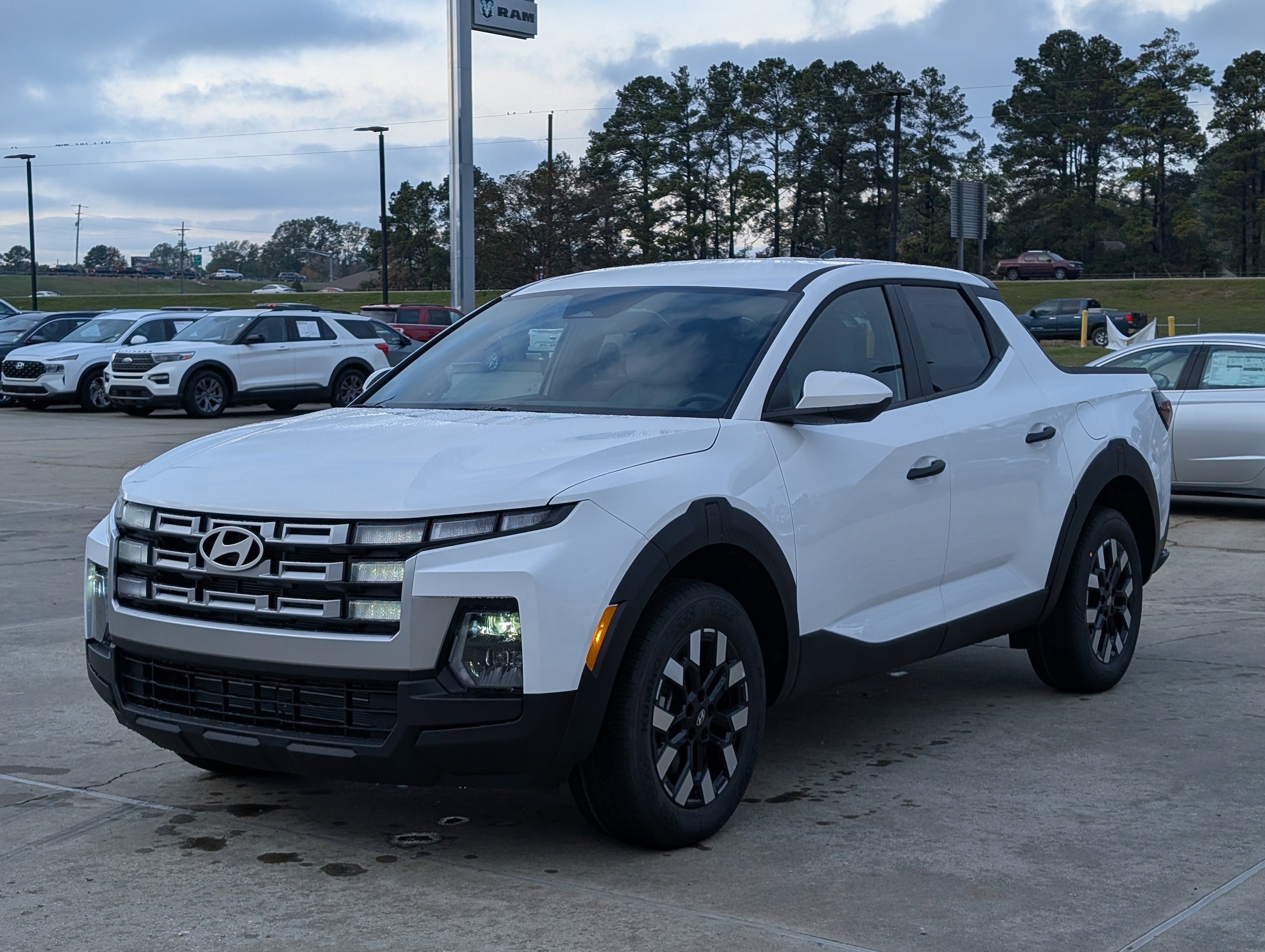 2026 Hyundai Santa Cruz SE's photo