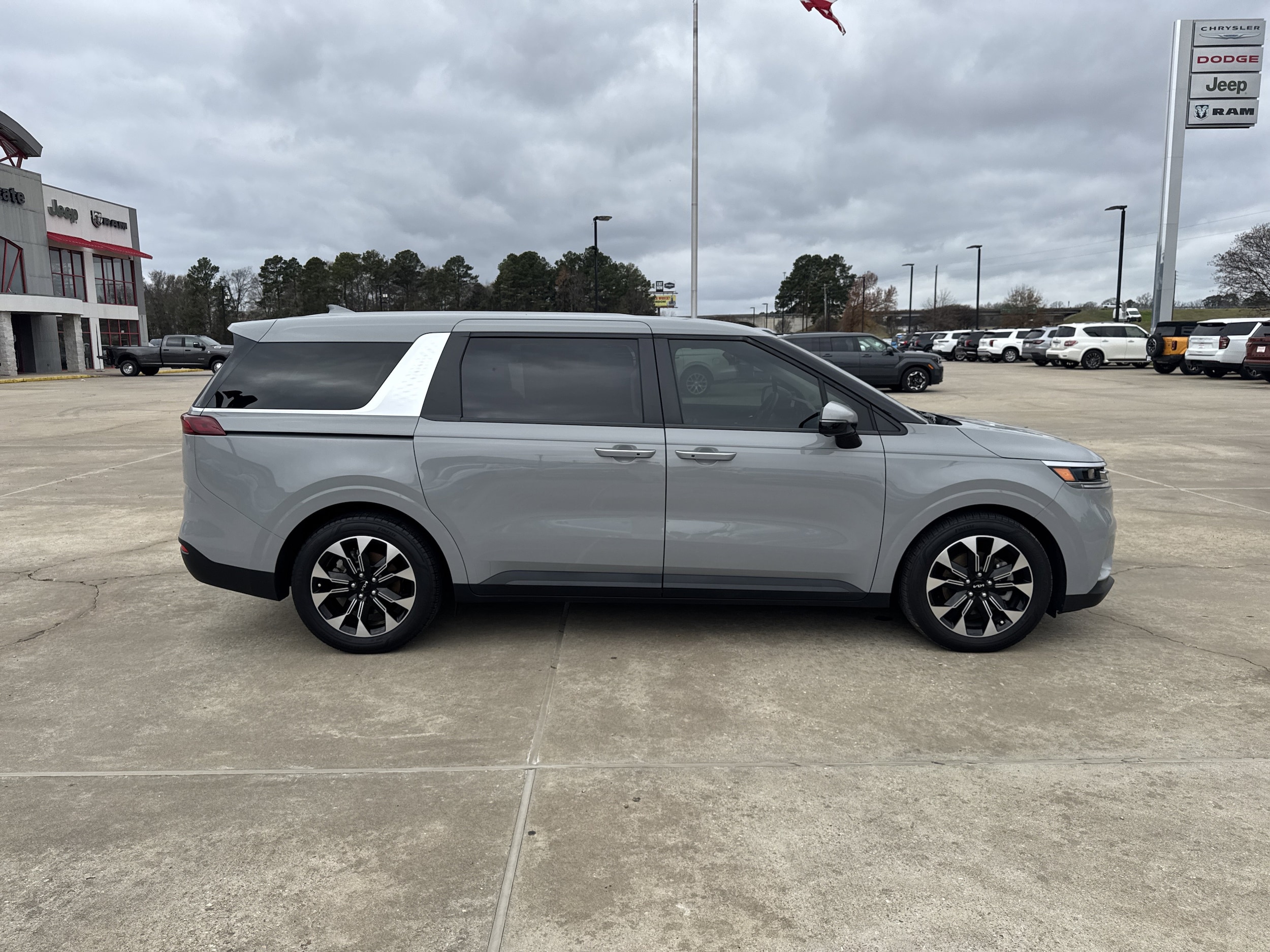 2024 Kia Carnival EX's photo