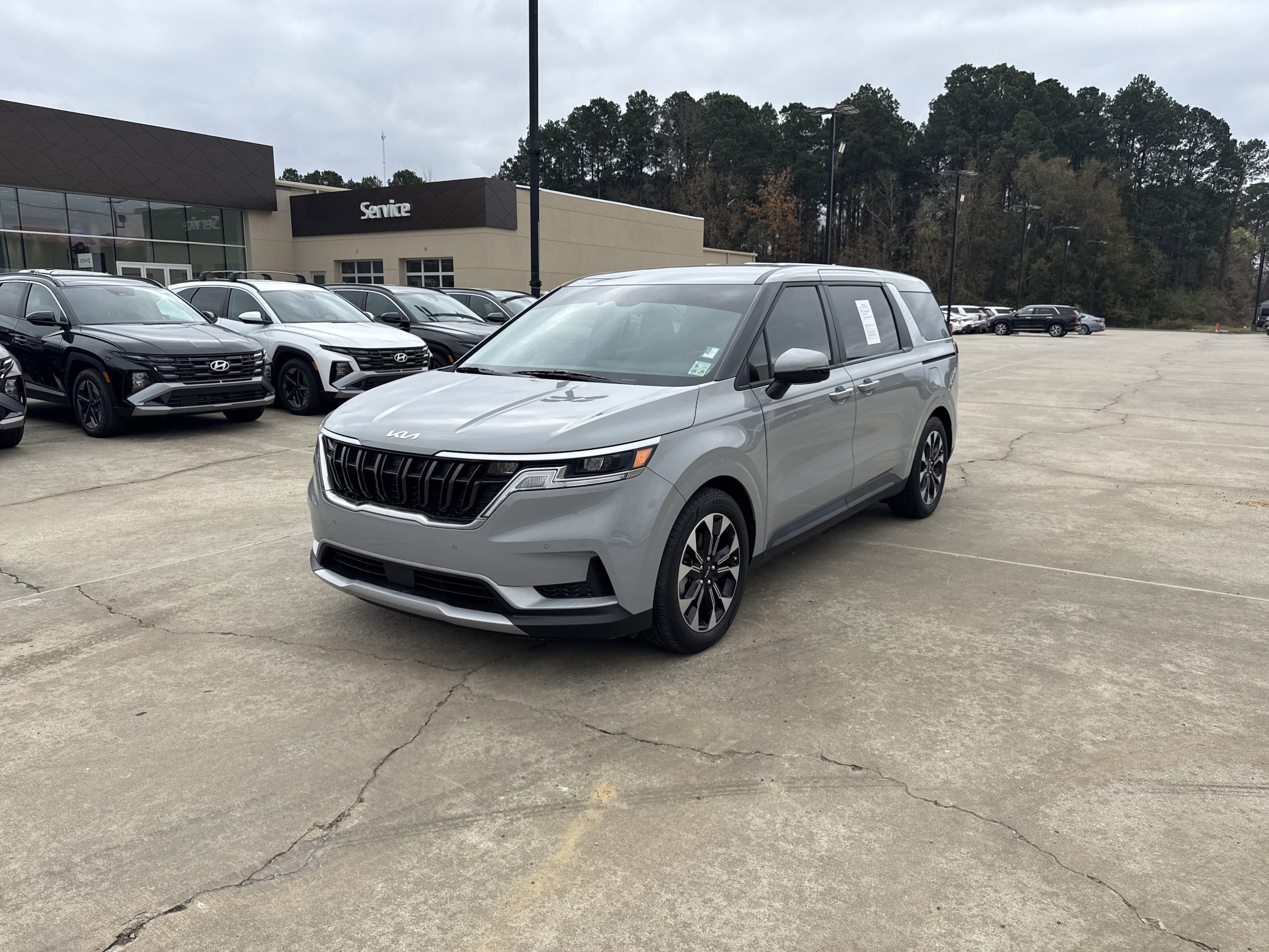 2024 Kia Carnival EX's photo