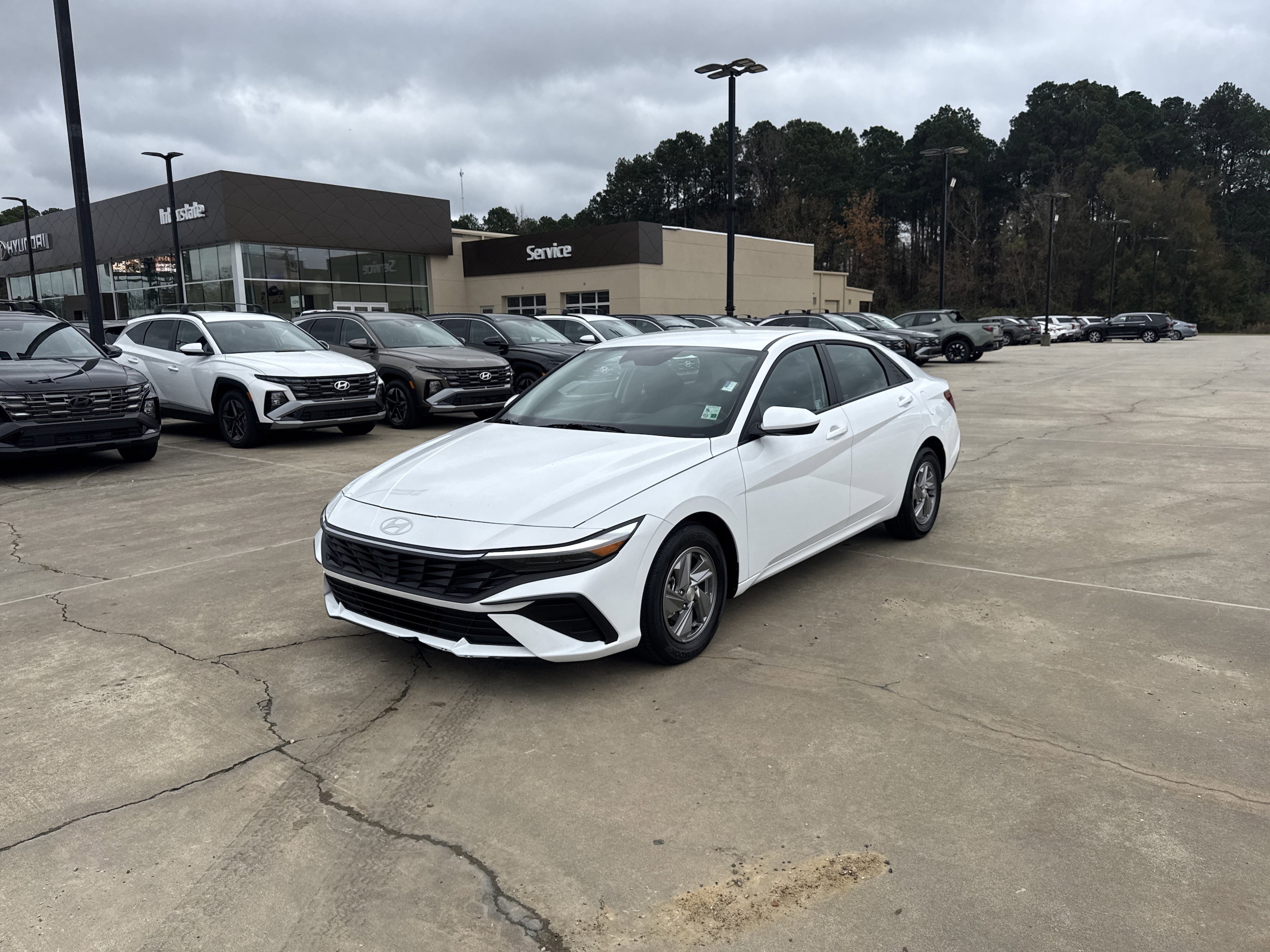 2025 Hyundai Elantra SE's photo