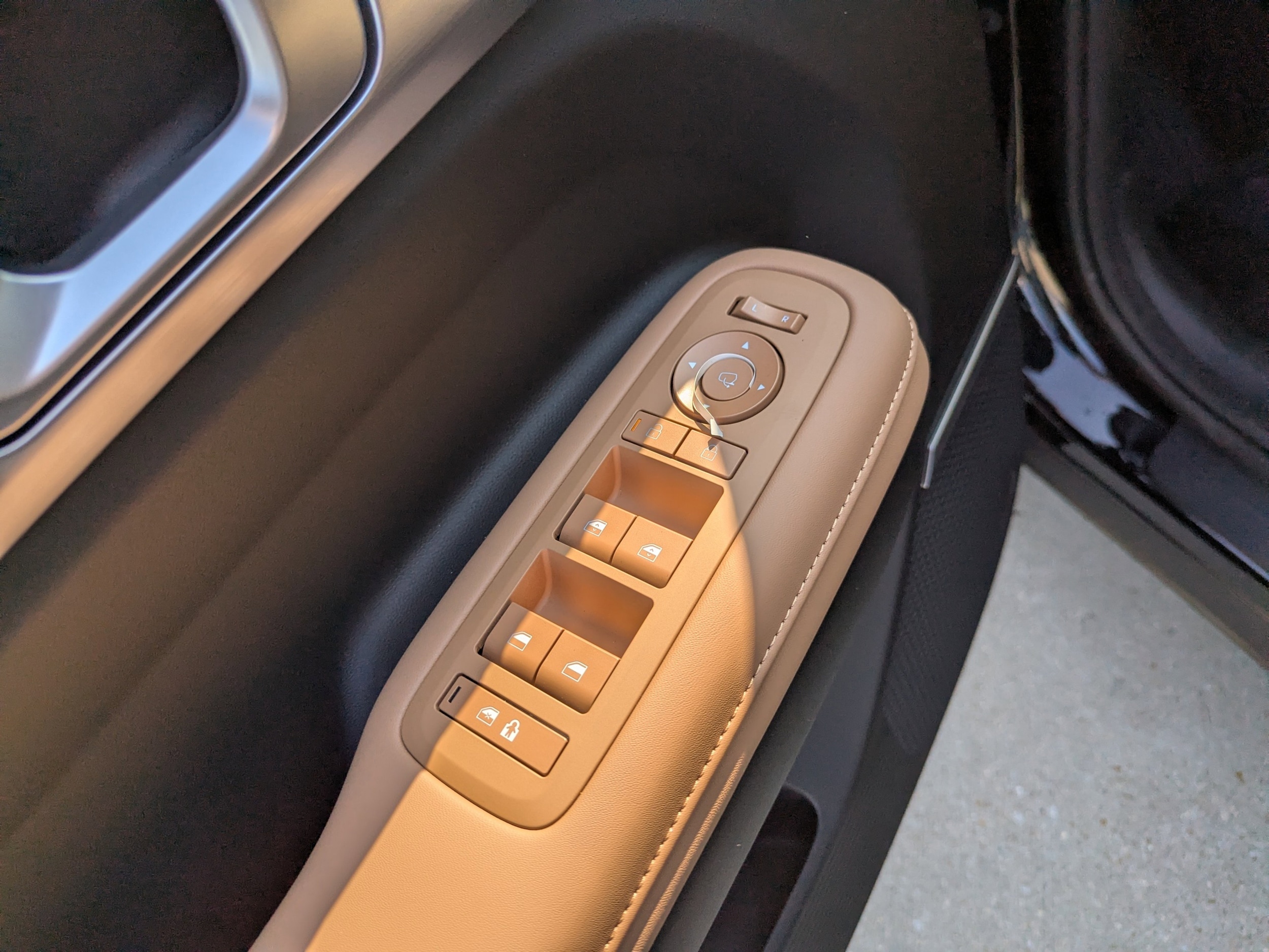 2025 Hyundai Santa Fe Limited - Photo 12