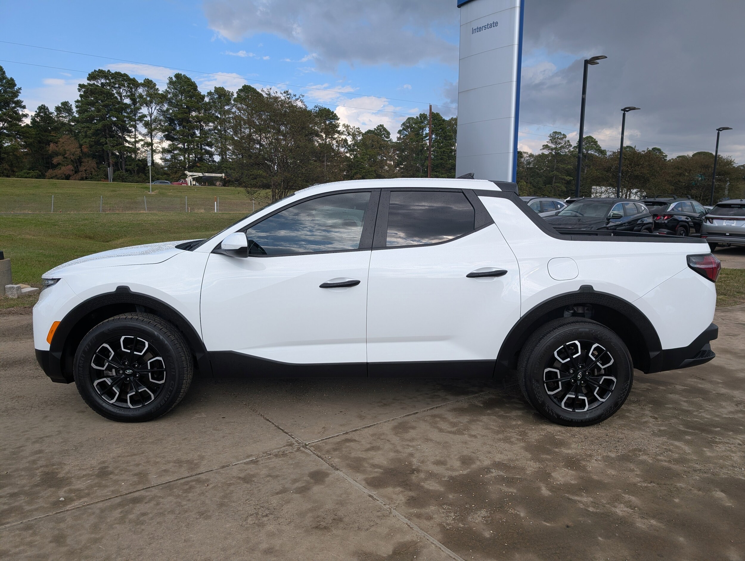 2024 Hyundai Santa Cruz SE photo 2
