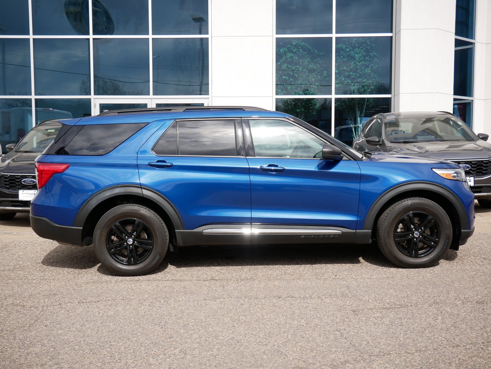 Used 2021 Ford Explorer XLT with VIN 1FMSK8DH9MGB41403 for sale in Oakdale, Minnesota