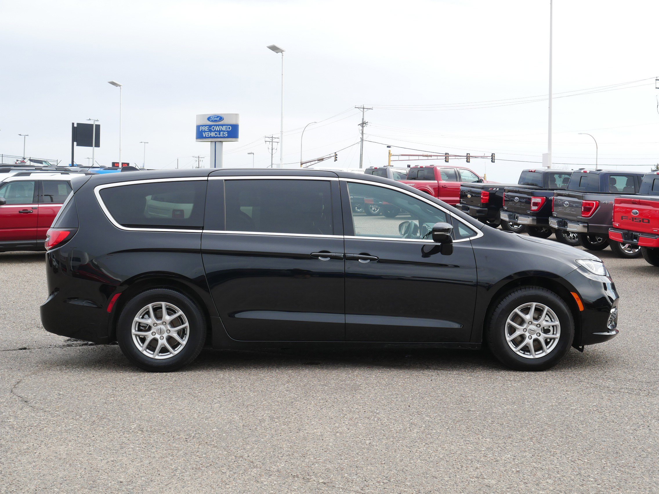 Used 2025 Chrysler Pacifica Select with VIN 2C4RC1BG7SR545300 for sale in Inver Grove Heights, Minnesota