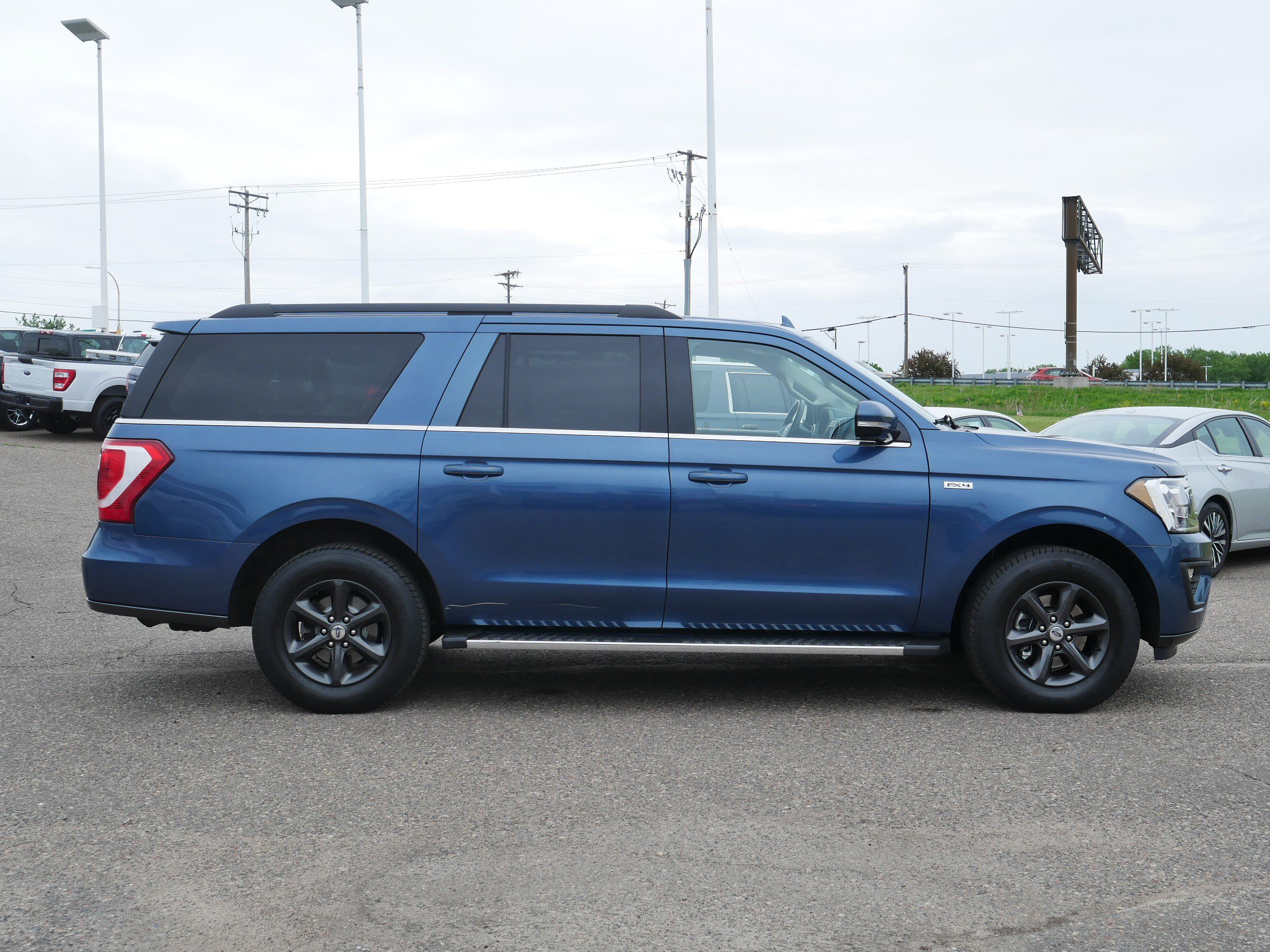 Used 2019 Ford Expedition XLT with VIN 1FMJK1JT3KEA09175 for sale in Inver Grove Heights, Minnesota