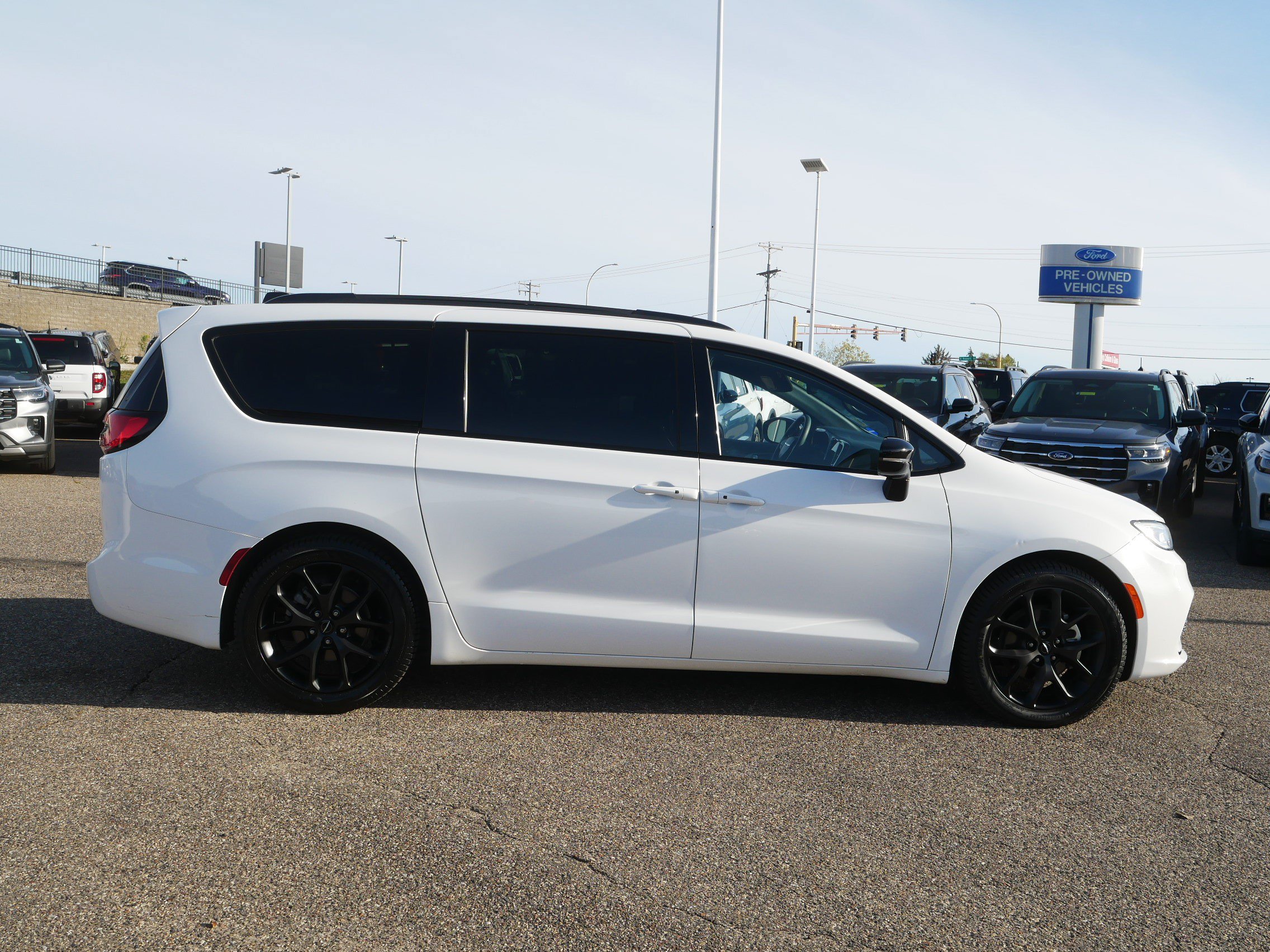 Certified 2025 Chrysler Pacifica Limited Minivan/Van