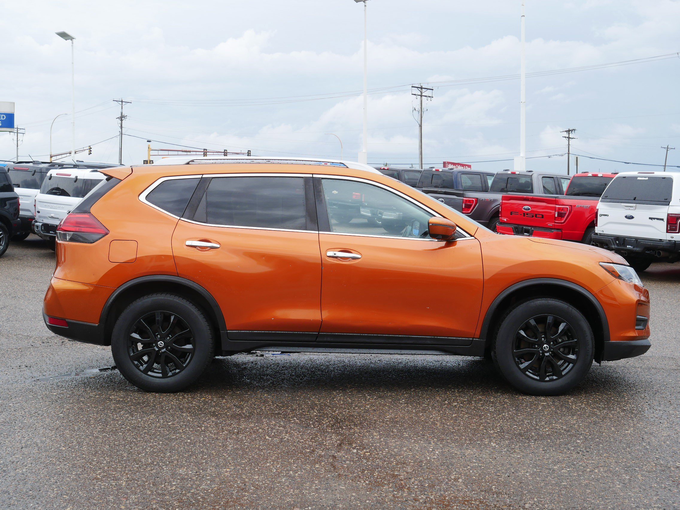 Used 2017 Nissan Rogue SV with VIN 5N1AT2MM5HC790163 for sale in Inver Grove Heights, Minnesota