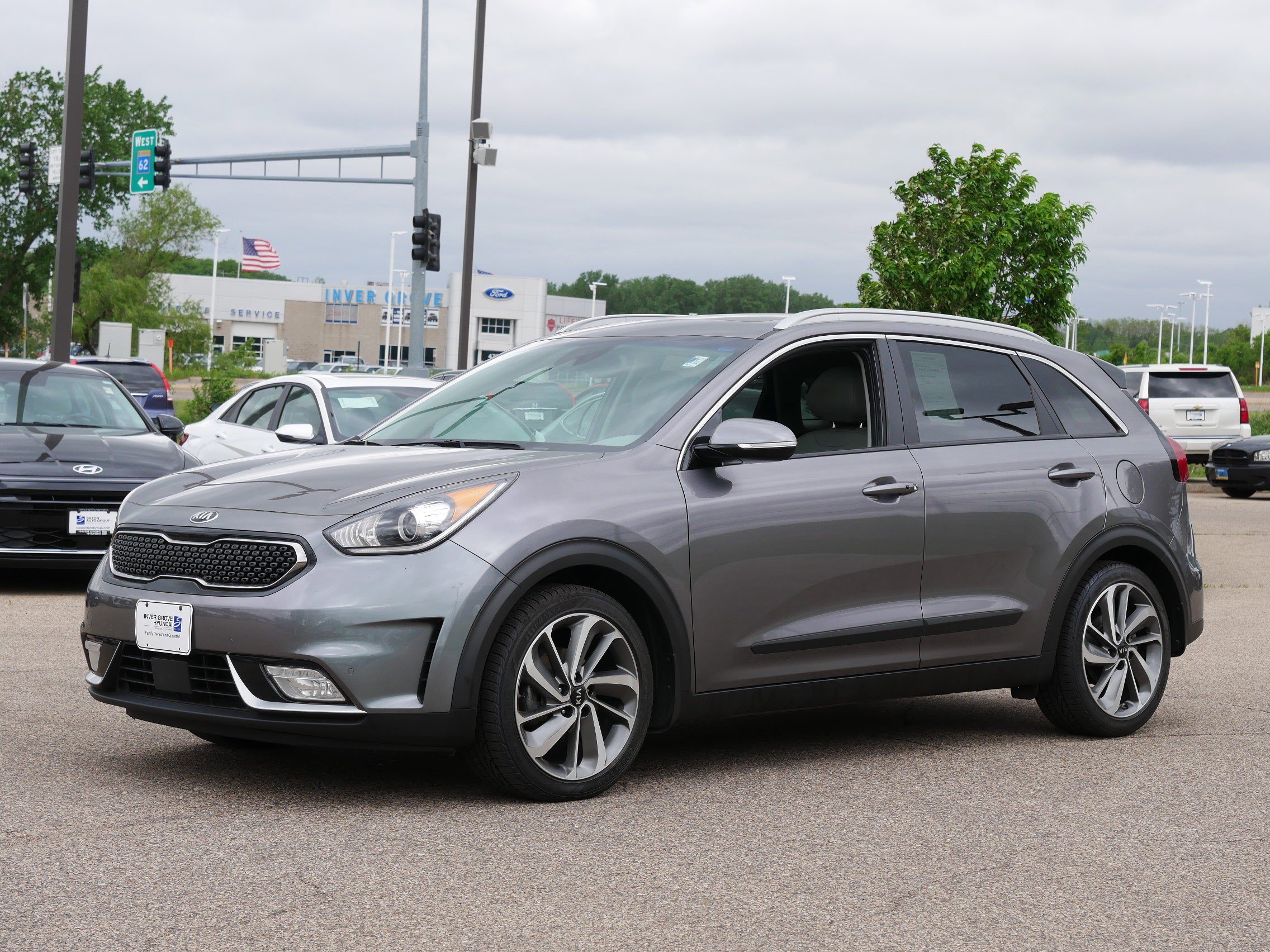 Used 2017 Kia Niro Touring with VIN KNDCE3LC4H5060951 for sale in Inver Grove, Minnesota