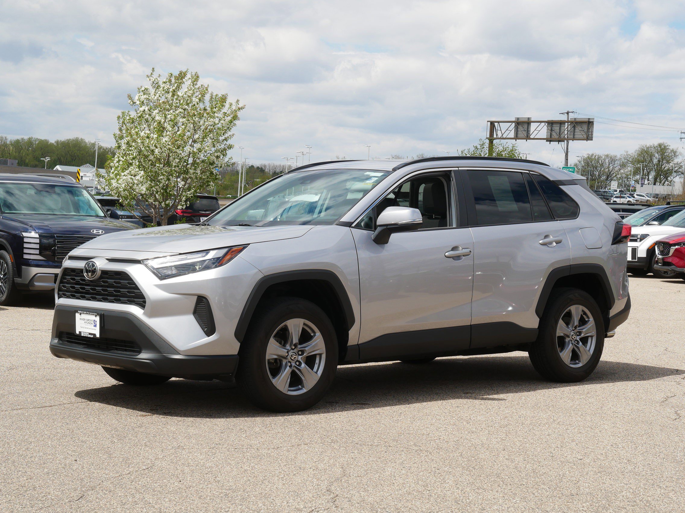 Used 2022 Toyota RAV4 XLE with VIN 2T3P1RFV0NC303772 for sale in Inver Grove Heights, Minnesota