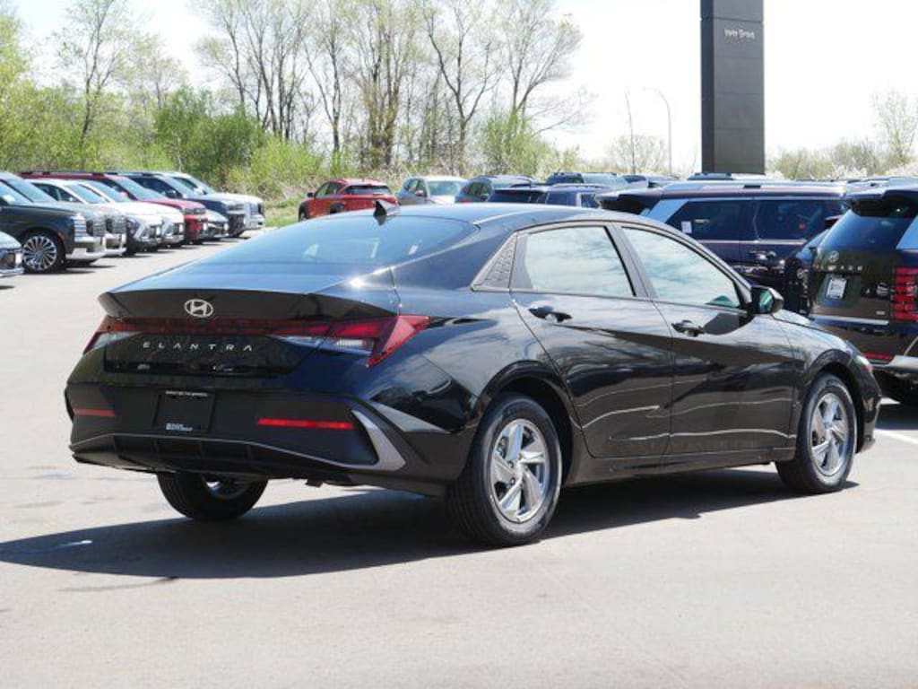 New 2026 Hyundai Elantra SE Sedan