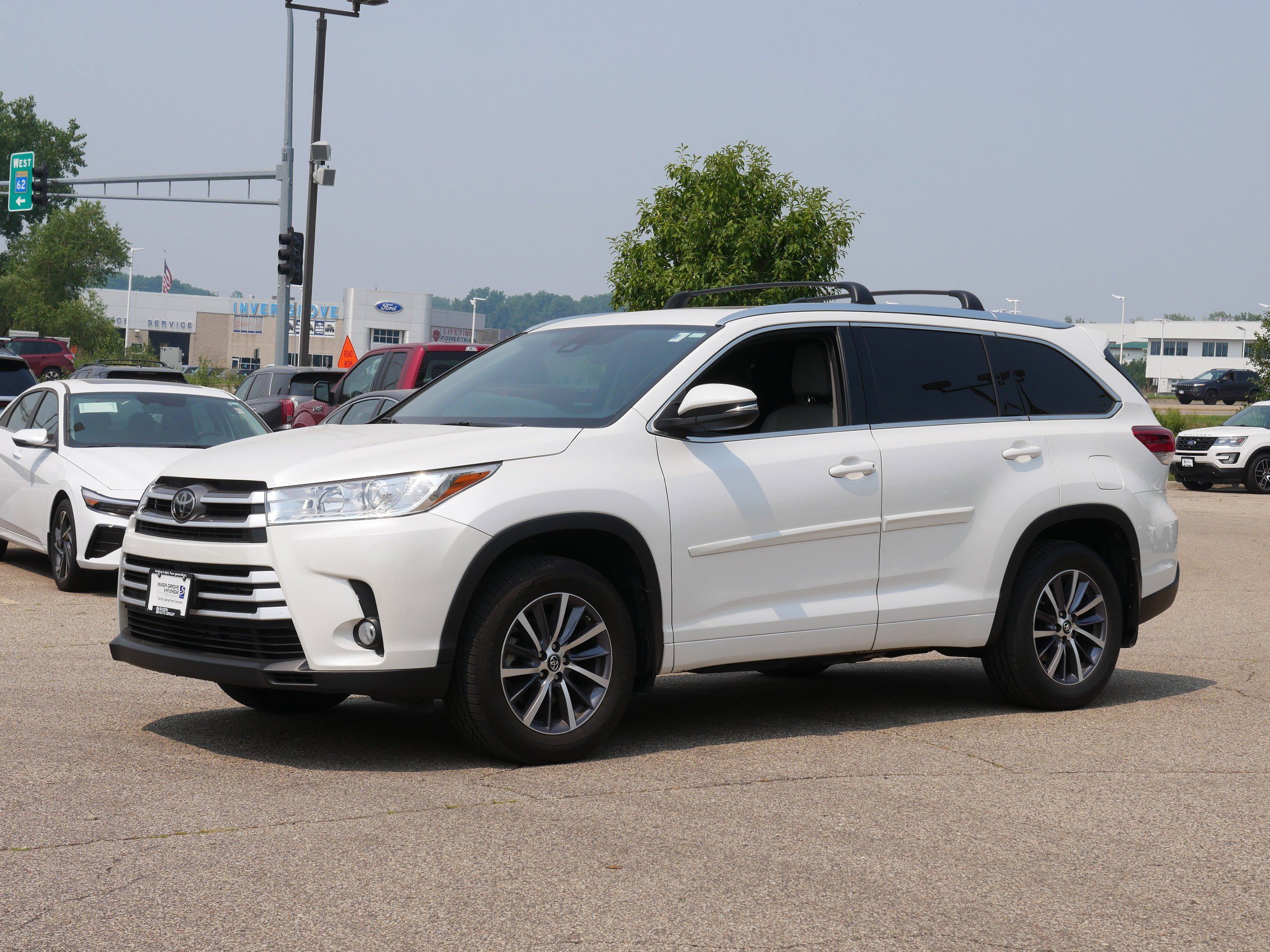 Used 2018 Toyota Highlander XLE with VIN 5TDJZRFH6JS809562 for sale in Inver Grove Heights, Minnesota