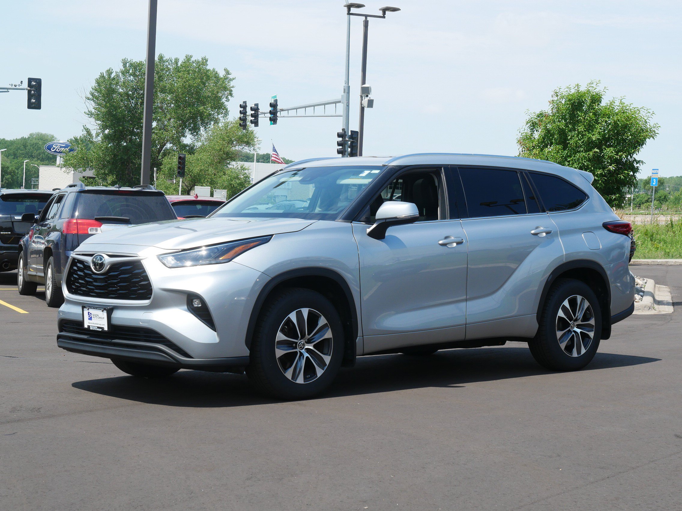 Used 2021 Toyota Highlander XLE with VIN 5TDGZRBH3MS085706 for sale in Inver Grove Heights, Minnesota