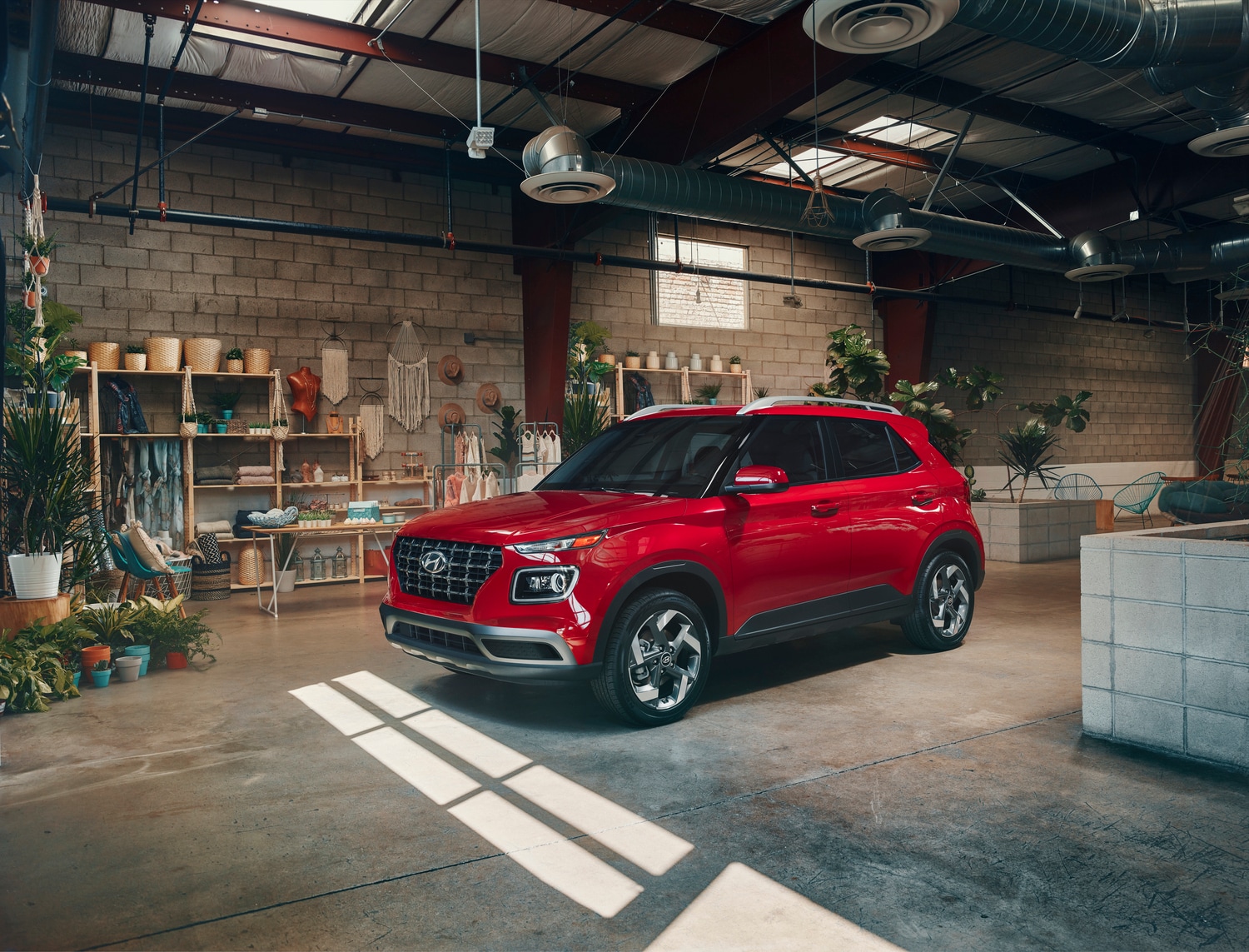 Hyundai Venue estacionado en el garaje - Concesionario Que Habla Español Inver Grove Heights MN