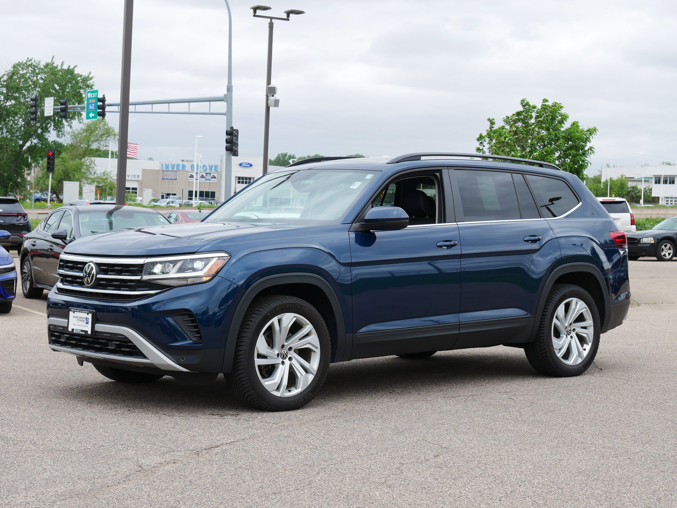 Used 2021 Volkswagen Atlas SE w/Tech with VIN 1V2KR2CA7MC511397 for sale in Inver Grove, Minnesota