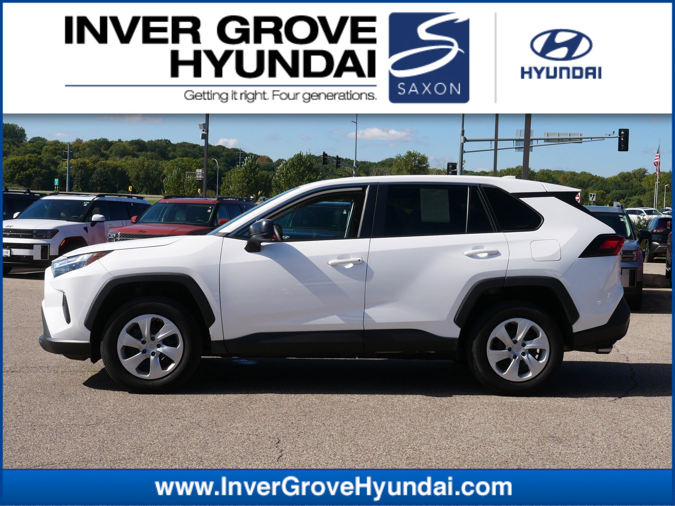 2024 Toyota RAV4 LE's photo