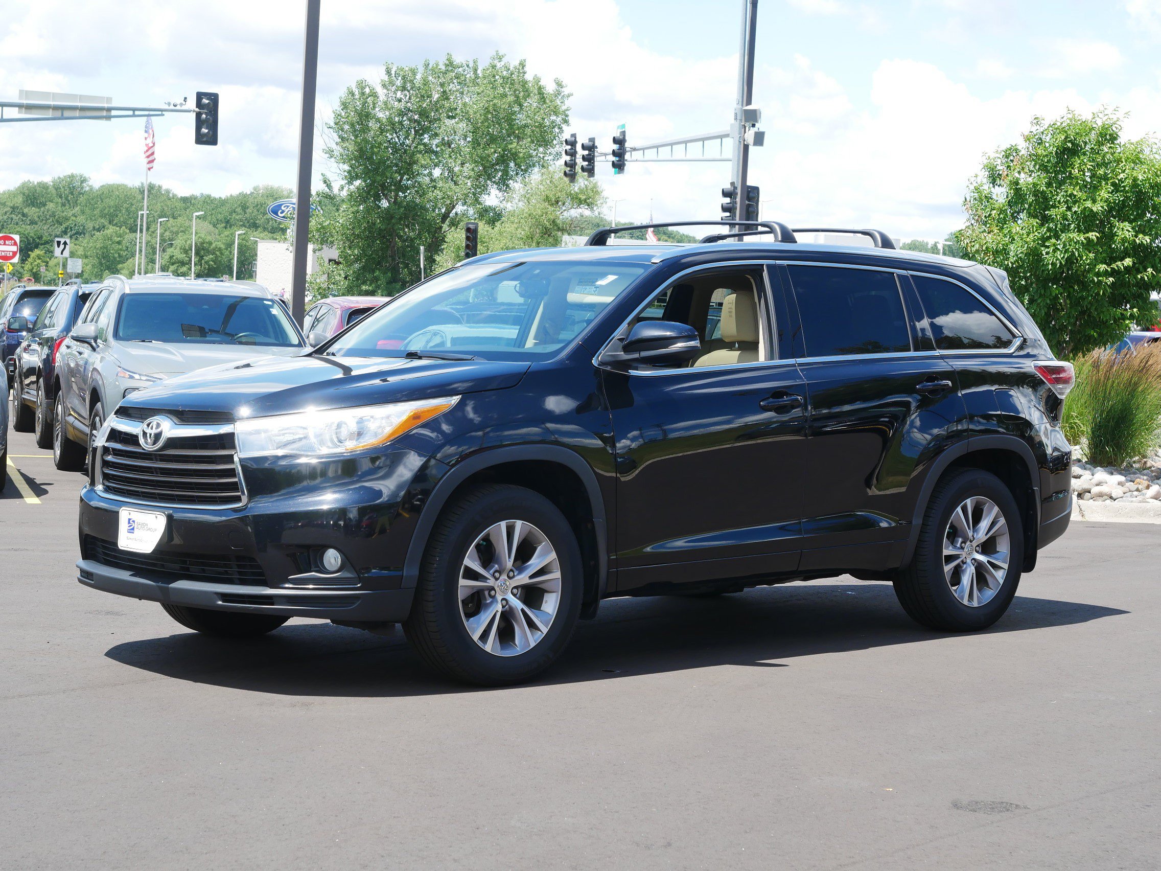 Used 2015 Toyota Highlander XLE with VIN 5TDJKRFH9FS208576 for sale in Oakdale, Minnesota