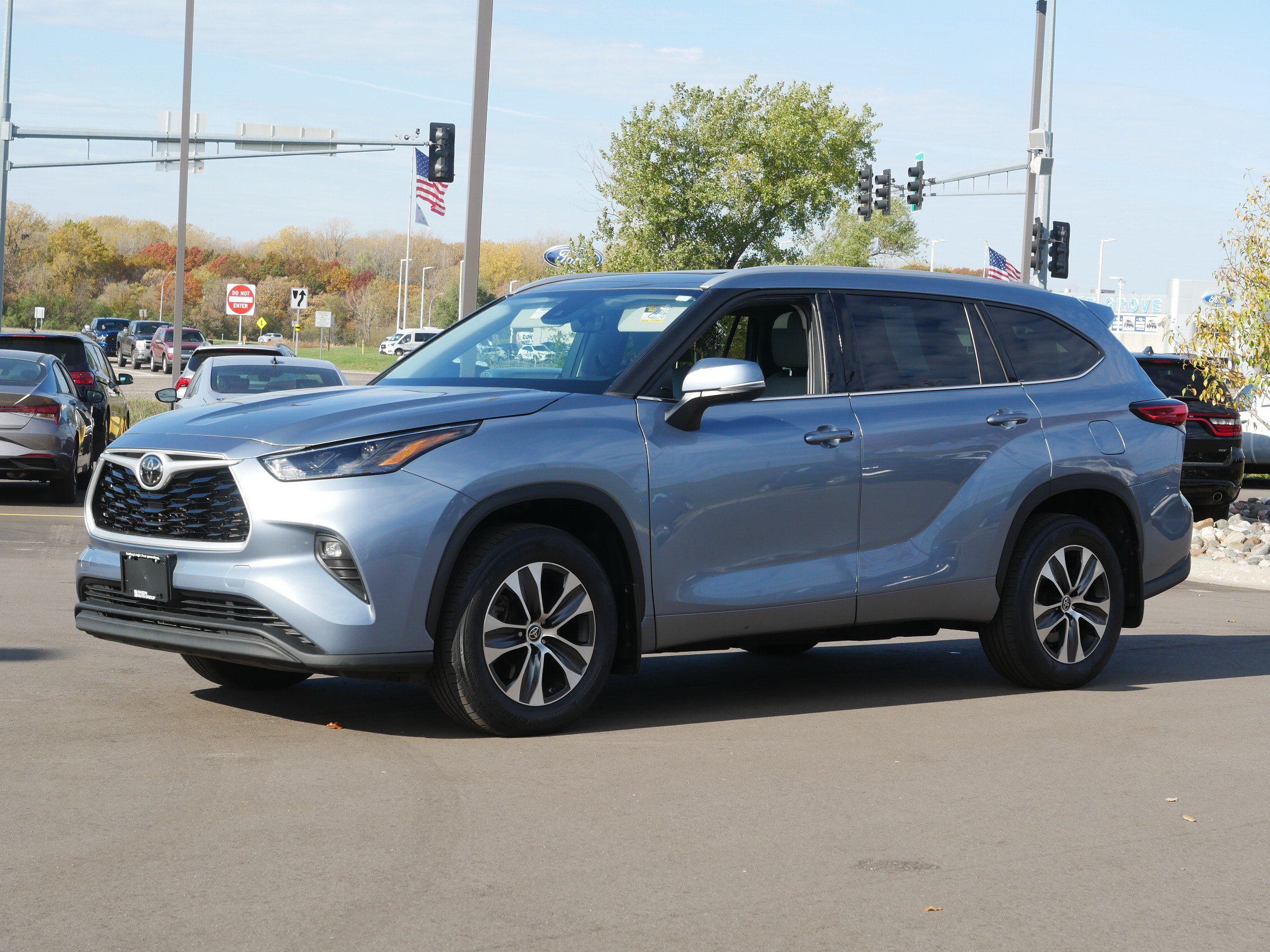 Used 2022 Toyota Highlander XLE with VIN 5TDGZRBHXNS225283 for sale in Inver Grove Heights, Minnesota